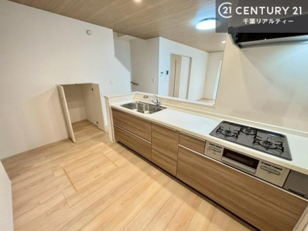 �L�b�`�� ��Ƃ肠�钲���X�y�[�X�ō�Ƃ����₷�����K�ȃL�b�`���ł��I
���q�l�ƈꏏ�ɂ��َq������y���߂�L�X�X�y�[�X�ł��B�y�����������ԂɂȂ肻���ł��ˁI