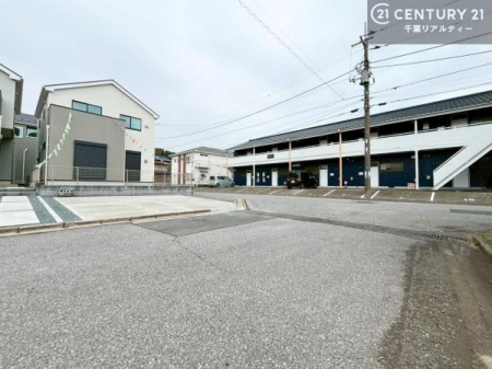 �O�ʓ��H�܂ތ��n�ʐ^ �O�ʓ��H�͍L�X�Ƃ��Ă���A�Ԃ̏o����������N���N�B�J�������ӂ�闧�n�ŁA���S���ĕ�点��Z�܂��ł��B