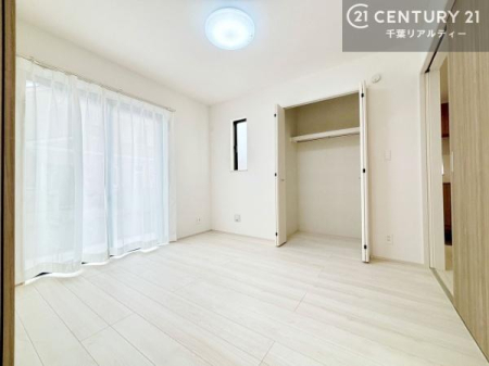 �m�� ���r���O�ɗאڂ����m���́A�J�������LDK�ƂȂ���J���I�ȋ�ԂɁB
���q�l�̗V�я�⃏�[�N�X�y�[�X�A�q�ԂȂǑ��ړI�Ɋ��p�ł���֗��Ȃ������ł��B