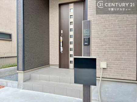 ���̑����n ���֐�ɐ݂���ꂽ�X�փ|�X�g�́A�Z�܂��̊O�ςɒ��a���Ȃ���A���X�̕�炵�����K�ɃT�|�[�g���܂��B