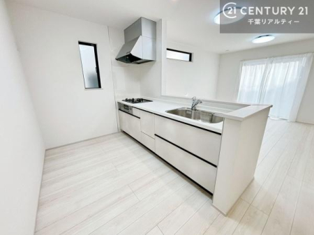 �L�b�`�� ��l�C�̑Ζʎ��V�X�e���L�b�`�����̗p���Ă��܂��I���Ƒ��̃R�~���j�P�[�V���������R�Ƒ�����݌v�ł��B
���q�l�ɂ��ڂ��͂��̂Ŋ������ł��ˁI�L�X�g���ĉ��K�B�L�b�`������̌i�F���Y��ō�Ƃ��i�݂܂��B