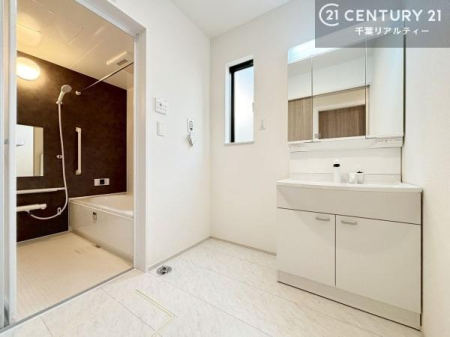 ���ʑ�E���ʏ� �O�ʋ��d�l�̐��ʏ��́A�g�����Ȃ݂����₷������I���͎��[�ɂȂ��Ă��܂��B�h���C���[�₨���ϓ����Еt������̂Ő��ʑ������X�b�L���ƌ����邱�Ƃ��o���܂��I�����t���Ŋ��C����������ł��܂��I