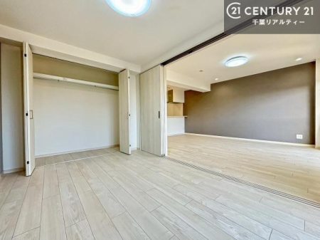 �m�� ���r���O�ɗאڂ����m���́A�J�������LDK�ƂȂ���J���I�ȋ�ԂɁB
���q�l�̗V�я�⃏�[�N�X�y�[�X�A�q�ԂȂǑ��ړI�Ɋ��p�ł���֗��Ȃ������ł��B