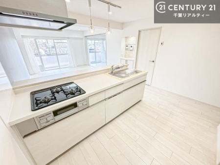 �L�b�`�� ��l�C�̑Ζʎ��V�X�e���L�b�`�����̗p���Ă��܂��I���Ƒ��̃R�~���j�P�[�V���������R�Ƒ�����݌v�ł��B
���q�l�ɂ��ڂ��͂��̂Ŋ������ł��ˁI�L�X�g���ĉ��K�ō�Ƃ��i�݂܂��B