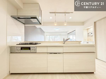 �L�b�`�� ��l�C�̑Ζʎ��V�X�e���L�b�`�����̗p���Ă��܂��I���Ƒ��̃R�~���j�P�[�V���������R�Ƒ�����݌v�ł��B
���q�l�ɂ��ڂ��͂��̂Ŋ������ł��ˁI�L�X�g���ĉ��K�ō�Ƃ��i�݂܂��B