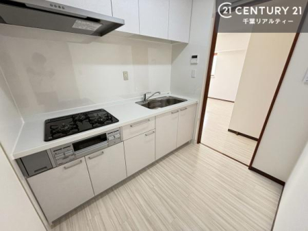 �L�b�`�� ���[�X�y�[�X��L�x�ɔ������L�b�`���́A��������H��A�H�i�X�g�b�N�܂ł������萮�����ڂ��\�B�g���������̂������Ɏ��o���邽�ߍ�ƌ������ǂ��A�����̂����������K�ɍs���܂��B