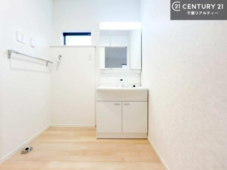 ���ʑ�E���ʏ� �O�ʋ��d�l�̐��ʏ��́A�g�����Ȃ݂����₷������I���͎��[�ɂȂ��Ă��܂��B�h���C���[�₨���ϓ����Еt������̂Ő��ʑ������X�b�L���ƌ����邱�Ƃ��o���܂��I