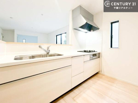 �L�b�`�� ��l�C�̑Ζʎ��V�X�e���L�b�`�����̗p���Ă��܂��I���Ƒ��̃R�~���j�P�[�V���������R�Ƒ�����݌v�ł��B
���q�l�ɂ��ڂ��͂��̂Ŋ������ł��ˁB�L�X�g���ĉ��K�ɍ�Ƃ��i�݂܂��B