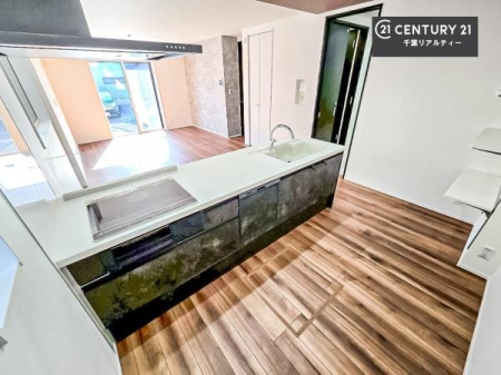 �L�b�`�� ��l�C�̑Ζʎ��V�X�e���L�b�`�����̗p���Ă��܂��I���Ƒ��̃R�~���j�P�[�V���������R�Ƒ�����݌v�ł��B
���q�l�ɂ��ڂ��͂��̂Ŋ������ł��ˁB�L�X�g���ĉ��K�ɍ�Ƃ��i�݂܂��B