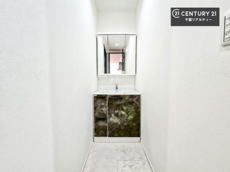 ���ʑ�E���ʏ� �O�ʋ��d�l�̐��ʏ��́A�g�����Ȃ݂����₷������I���͎��[�ɂȂ��Ă��܂��B�h���C���[�₨���ϓ����Еt������̂Ő��ʑ������X�b�L���ƌ����邱�Ƃ��o���܂��I