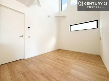 ���r���O �㕔�������ŊJ���������Ղ�I��؂ȉƑ����W�܂邩�炱��LDK�ɂ͂�����肽���B
�q�����������C�ɏ΂��Ȃ��瑖�����Ă���p�����������u�L���Ƃɂ��ėǂ������v�Ǝv���u�Ԃł��B