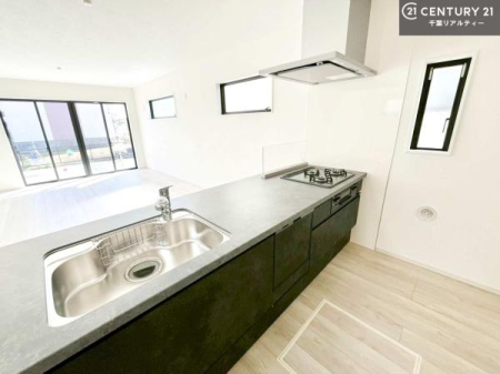 �L�b�`�� ��l�C�̑Ζʎ��V�X�e���L�b�`�����̗p���Ă��܂��I���Ƒ��̃R�~���j�P�[�V���������R�Ƒ�����݌v�ł��B
���q�l�ɂ��ڂ��͂��̂Ŋ������ł��ˁI�L�X�g���ĉ��K�ō�Ƃ��i�݂܂��B