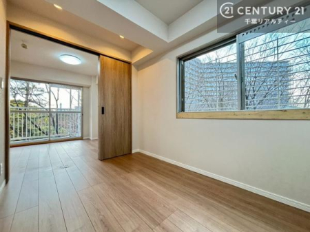 �Q�� ���r���O�ɗאڂ����m���́A�����������Z���A�Q��N�����X���[�Y�ɍs���邽�ߐQ���ɓK���Ă��܂��B�Ƒ��̋C�z������������S��������A����߂�΂�������ƃv���C�x�[�g��Ԃ��m�ۂł���_�����́B