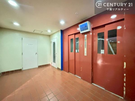 ���̑����p�� �G���x�[�^�[�����ŁA�����̈ړ����X���[�Y�B��K�ւ̃A�N�Z�X�����K�Ȃ��߁A���N�z�̕��⏬���Ȃ��q���܂����邲�ƒ�ɂ����S�ł��B���K���Ɨ��֐������˔������Z�܂��ł��B