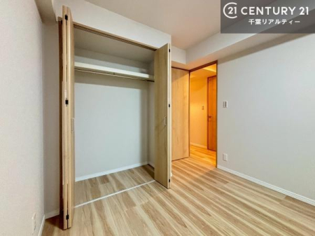 �m�� �e�����Ɏ��[�͂̂���N���[�[�b�g��ݒu�B�ו��𐮗����ڂ��₷���A����������ɂ��ꂢ�ɕۂ��Ƃ��ł��܂��B���[�ꏊ�ɍ���Ȃ��A���K�Ȑ������T�|�[�g����Z�܂��ł��B