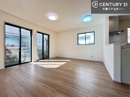 ���r���O �傫�ȑ����炽���Ղ�̗z���������閾�邢���r���O�B�J�����̂��郊�r���O�ŉƑ��c���̂��났�̎��Ԃ��߂����܂��B