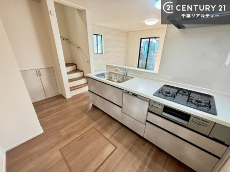 �L�b�`�� ��l�C�̑Ζʎ��V�X�e���L�b�`�����̗p���Ă��܂��I���Ƒ��̃R�~���j�P�[�V���������R�Ƒ�����݌v�ł��B
���q�l�ɂ��ڂ��͂��̂Ŋ������ł��ˁB�L�X�g���ĉ��K�ɍ�Ƃ��i�݂܂��I