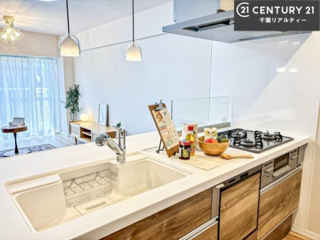 �L�b�`�� �ΖʃL�b�`���̊J�����ƁA�قǂ悭�Ɨ�������Ԑ��𗼗��B
�Ƒ��Ƃ̉�b���y���݂Ȃ���A��Ƃɂ��W���ł���L�b�`���ł��B