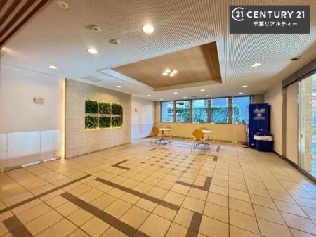 ���r�[ ���r�[�͖��邭�J���������ς��ł��B����������������āA�o�}���Ă���܂��B
