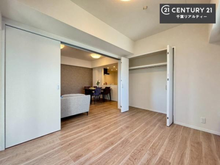 �q������ ���r���O���ɔz�u���ꂽ�m���́A���q�l�̂������ɂ҂�����̈ʒu�B���Ƒ��Ƃ̃R�~���j�P�[�V���������₷���A������g�߂Ɋ���������S�̋�Ԃł��B