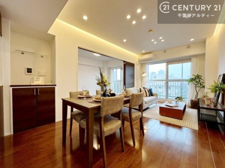 ���r���O �傫�ȑ����炽���Ղ�̗z���������閾�邢���r���O�B�J�����̂��郊�r���O�ŉƑ��c���̂��났�̎��Ԃ��߂����܂��B