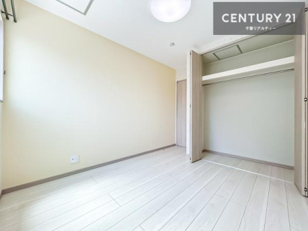 �q������ ���[�X�y�[�X���t���Ă���̂ŁA�}�ȗ��q���ł��U�炩��������������T�b�ƕЂÂ����đ�ϕ֗��ł��I�ǖʂ��L�X���Ă���̂ŁA�׋�����x�b�h�̒u����ɍ���܂���I