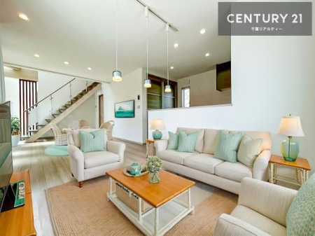 ���r���O �傫�ȑ����炽���Ղ�̗z���������閾�邢���r���O�B�J�����̂��郊�r���O�ŉƑ��c���̂��났�̎��Ԃ��߂����܂��B