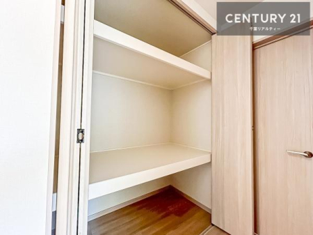 ���[ �����Ղ���[�Z��ԁB�L�b�`���̉��ɂ͎��[�X�y�[�X���������܂��I
�Z��Ԃ���������g�����߂ɂ͕K�{�|�C���g�̎��[�X�y�[�X�ł���ˁB���񌻒n�ł��m�F���������I