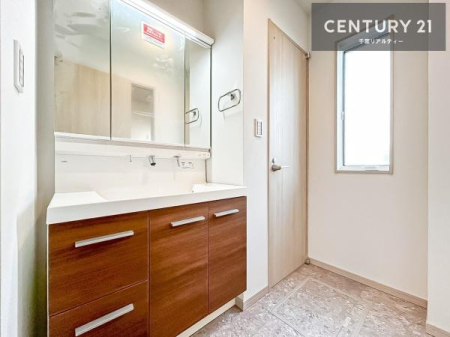 ���ʑ�E���ʏ� �O�ʋ��d�l�̐��ʏ��́A�g�����Ȃ݂����₷������I���͎��[�ɂȂ��Ă��܂��B�h���C���[�₨���ϓ����Еt������̂Ő��ʑ������X�b�L���ƌ����邱�Ƃ��o���܂��I