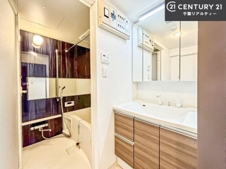 ���ʑ�E���ʏ� �O�ʋ��d�l�̐��ʏ��́A�g�����Ȃ݂����₷������I���͎��[�ɂȂ��Ă��܂��B�h���C���[�₨���ϓ����Еt������̂Ő��ʑ������X�b�L���ƌ����邱�Ƃ��o���܂��I