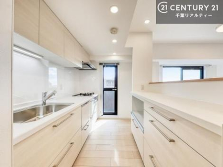 �L�b�`�� ��Ƃ肠�钲���X�y�[�X�ō�Ƃ����₷�����K�ȃL�b�`���ł��I
���q�l�ƈꏏ�ɂ��َq������y���߂�L�X�X�y�[�X�ł��B�y�����������ԂɂȂ肻���ł��ˁI