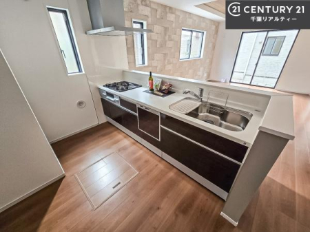 �L�b�`�� ��l�C�̑Ζʎ��V�X�e���L�b�`�����̗p���Ă��܂��I���Ƒ��̃R�~���j�P�[�V���������R�Ƒ�����݌v�ł��B
���q�l�ɂ��ڂ��͂��̂Ŋ������ł��ˁB���[�͂�����܂��I