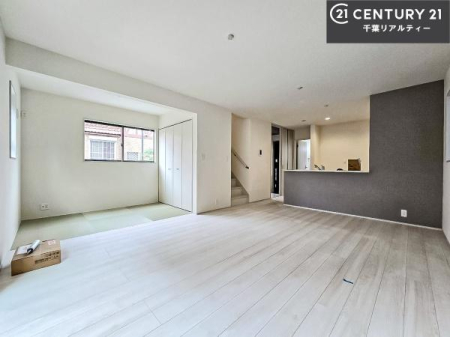 ���r���O ��؂ȉƑ����W�܂邩�炱��LDK�ɂ͂�����肽���B
�q�����������C�ɏ΂��Ȃ��瑖�����Ă���p�����������u�L���Ƃɂ��ėǂ������v�Ǝv���u�Ԃł��B