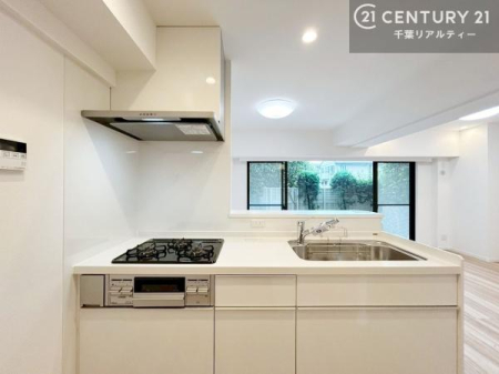 �L�b�`�� ��Ƃ肠�钲���X�y�[�X�ō�Ƃ����₷�����K�ȃL�b�`���ł��I
���q�l�ƈꏏ�ɂ��َq������y���߂�L�X�X�y�[�X�ł��B�y�����������ԂɂȂ肻���ł��ˁI