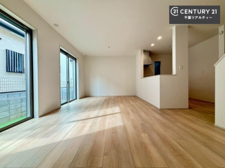 ���r���O �傫�ȑ����炽���Ղ�̗z���������閾�邢���r���O�B�J�����̂��郊�r���O�ŉƑ��c���̂��났�̎��Ԃ��߂����܂��I