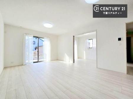 ���r���O ��؂ȉƑ����W�܂邩�炱��LDK�ɂ͂�����肽���B
�q�����������C�ɏ΂��Ȃ��瑖�����Ă���p�����������u�L���Ƃɂ��ėǂ������v�Ǝv���u�Ԃł��B