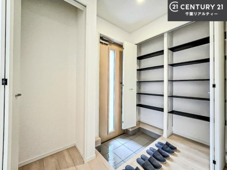 ���� �V���[�Y�{�b�N�X�t���Ȃ̂ŁA���ւ��Еt�����|�������₷���ł��I
�X�b�L���������ւŌ˂��J�����u�ԁA�������̂���S�n������Ԃ��o�}���Ă���܂��B