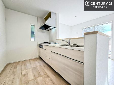 �L�b�`�� ��l�C�̑Ζʎ��V�X�e���L�b�`�����̗p���Ă��܂��I���Ƒ��̃R�~���j�P�[�V���������R�Ƒ�����݌v�ł��B
���q�l�ɂ��ڂ��͂��̂Ŋ������ł��ˁI�L�X�g���ĉ��K�ō�Ƃ��i�݂܂��B