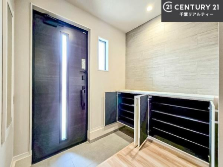 ���� �V���[�Y�{�b�N�X�t���Ȃ̂ŁA���ւ��Еt�����|�������₷���ł��I
�X�b�L���������ւŌ˂��J�����u�ԁA�������̂���S�n������Ԃ��o�}���Ă���܂��B
