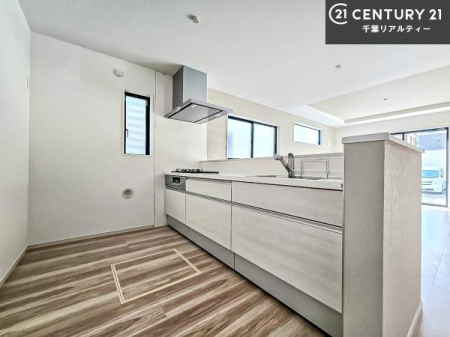 �L�b�`�� ��l�C�̑Ζʎ��V�X�e���L�b�`�����̗p���Ă��܂��I���Ƒ��̃R�~���j�P�[�V���������R�Ƒ�����݌v�ł��B
���q�l�ɂ��ڂ��͂��̂Ŋ������ł��ˁB�L�X�g���ĉ��K�ɍ�Ƃ��i�݂܂��B