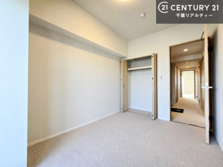 �m�� �e���������Ƃɂ�������Ǝ��[�X�y�[�X���m�ۂ��Ă���A�ߗނ␶���p�i���������萮���B���������L���g����A��炵�₷���ɔz�������Z�܂��ł��B