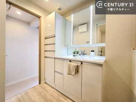 ���ʑ�E���ʏ� �O�ʋ��d�l�̐��ʏ��́A�g�����Ȃ݂����₷������I���͎��[�ɂȂ��Ă��܂��B�h���C���[�₨���ϓ����Еt������̂Ő��ʑ������X�b�L���ƌ����邱�Ƃ��o���܂��I