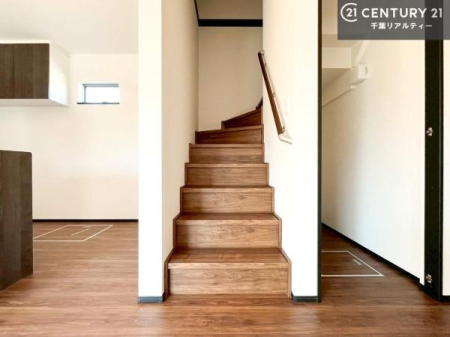 ���̑����� ���r���O�C���K�i�ŃR�~���j�P�[�V���������₷�����r���O�I