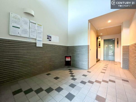 ���r�[ ���r�[�͖��邭�J���������ς��ł��B����������������āA�o�}���Ă���܂��B
