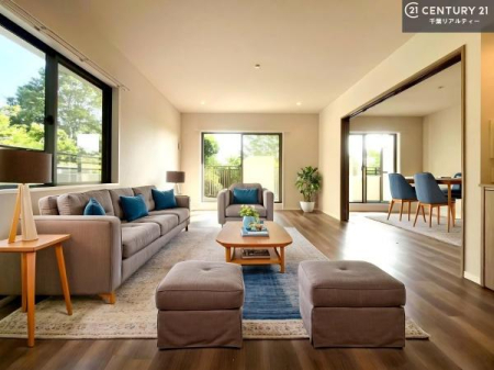 ���r���O �傫�ȑ����炽���Ղ�̗z���������閾�邢���r���O�B�J�����̂��郊�r���O�ŉƑ��c���̂��났�̎��Ԃ��߂����܂��B