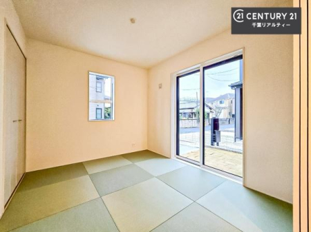 �a�� ��̍��肪�S�n�悭�A�q�Ԃ₨�q���܂̗V�я�A���Q�X�y�[�X�ȂǑ��ړI�ɂ��g�����������܂��B
���r���O�ɗאڂ��Ă��邽�߁A�����˂��J����΍L�X�Ƃ�����̊��̂����ԂɁA�߂�Ό��Ƃ��Ă����p�\�B