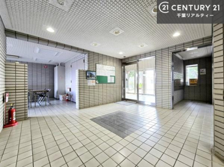 ���r�[ ���r�[�͖��邭�J���������ς��ł��B����������������āA�o�}���Ă���܂��B
