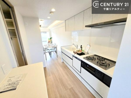 �L�b�`�� ��Ƃ肠�钲���X�y�[�X�ō�Ƃ����₷�����K�ȃL�b�`���ł��I
���q�l�ƈꏏ�ɂ��َq������y���߂�L�X�X�y�[�X�ł��B�y�����������ԂɂȂ肻���ł��ˁI