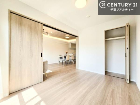 �m�� ���r���O�ɗאڂ����m���́A�J�������LDK�ƂȂ���J���I�ȋ�ԂɁB
���q�l�̗V�я�⃏�[�N�X�y�[�X�A�q�ԂȂǑ��ړI�Ɋ��p�ł���֗��Ȃ������ł��B