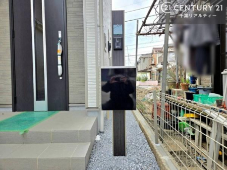 ���̑����n ���֐�ɐ݂���ꂽ�X�փ|�X�g�́A�Z�܂��̊O�ςɒ��a���Ȃ���A���X�̕�炵�����K�ɃT�|�[�g���܂��B